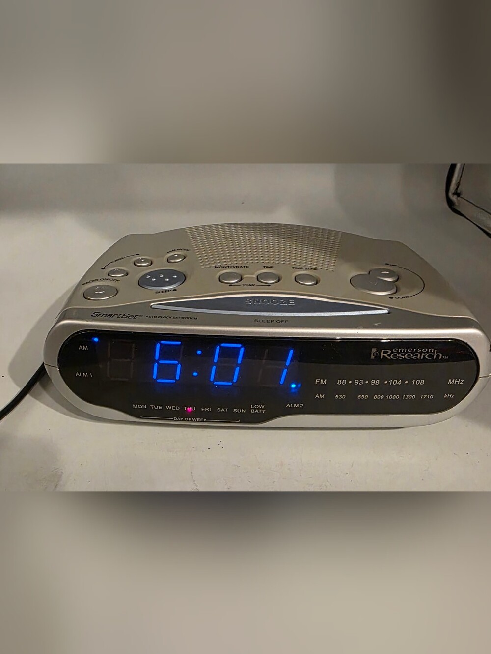 Emerson Research CKS1850 SmartSet Auto Set AM/FM Clock Radio